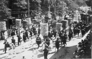 Funeral_Procession_of_Liliuokalani_-_Kahili_Bearers3